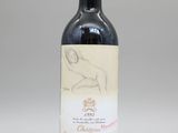 une bouteille de vin rouge sur laquelle est représentée une femme