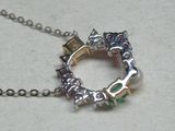 un collier orné de nombreuses breloques