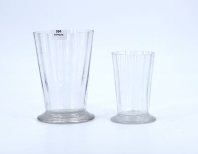 deux verres posés l'un à côté de l'autre sur une surface blanche