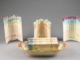 un bol contenant un bouquet de tiges de bambou