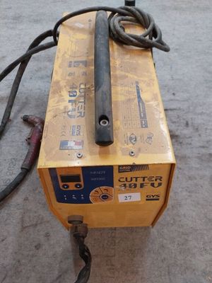 une soudeuse électrique posée sur une caisse posée au sol