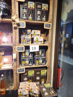 un présentoir de produits à base de miel dans un magasin, avec une étiquette de prix sur l'étagère