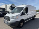 la camionnette blanche est garée dans le parking à côté d'autres véhicules