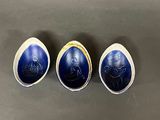 three blue and white bowls with a picture of a dog on them