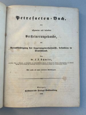 un livre avec la photo d'un homme et d'une femme