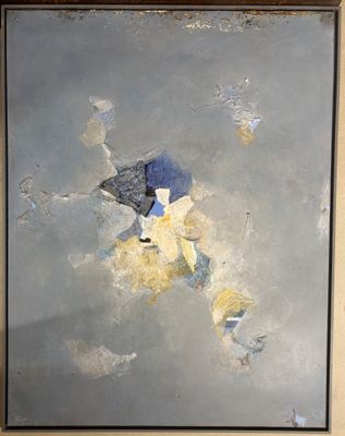 une peinture à l'huile représentant un chien portant un chapeau bleu et une chemise jaune