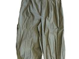 une image montrant un gros plan d'un pantalon sur fond blanc