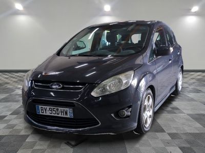 la photo d'une voiture garée dans un garage