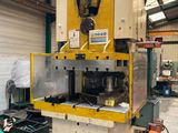 une image d'une machine dans une usine