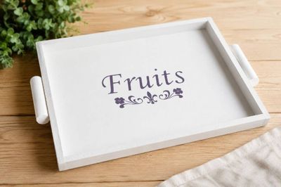 un gros plan d'un plateau garni de fruits posé sur une table