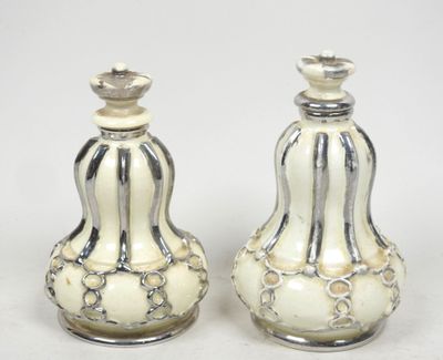 une paire de vases en verre argenté et blanc sur fond blanc