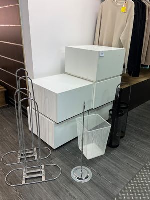 une présentation de vêtements dans un magasin de mode, avec un portemanteau