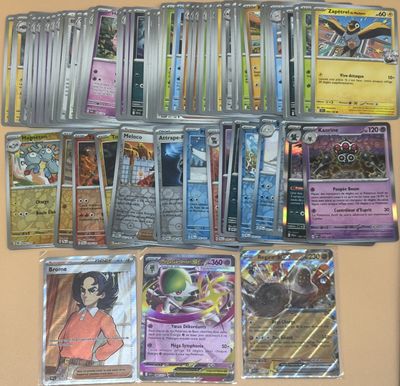 beaucoup de cartes sur la table