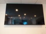 un téléviseur à écran plat accroché au mur de la chambre