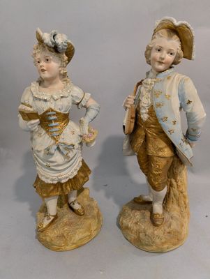 deux figurines représentant un garçon et une fille debout l'un à côté de l'autre