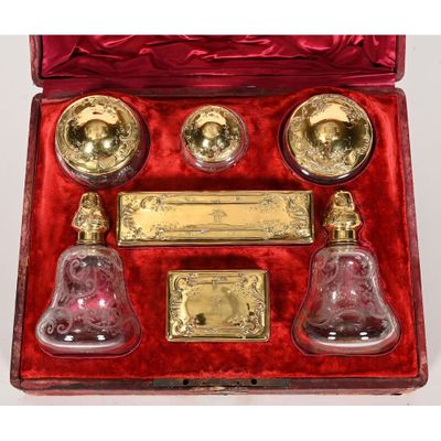 un coffret en velours rouge contenant un ensemble de trois carafes en verre