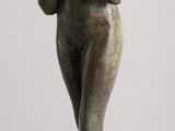statue en bronze représentant une femme tenant une fleur dans la main droite