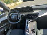 l'intérieur d'une voiture avec un volant, un tableau de bord et une planche de bord