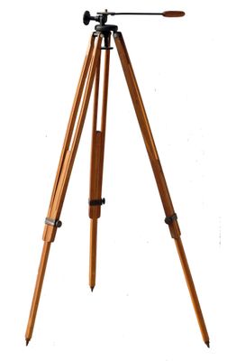 un trépied en bois sur fond blanc, avec un fond blanc