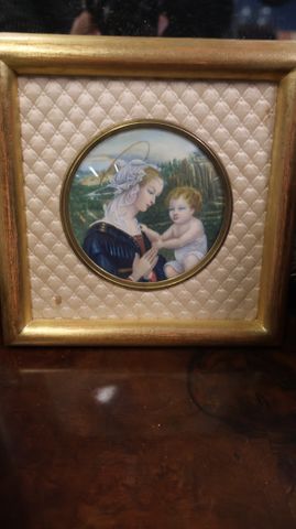 Miniature femme à l’enfant. D 8cm