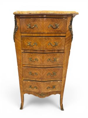 une vieille commode en bois avec un plateau en marbre