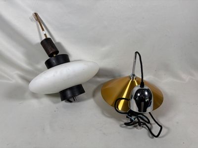 une paire de lampes en laiton et en marbre sur fond blanc