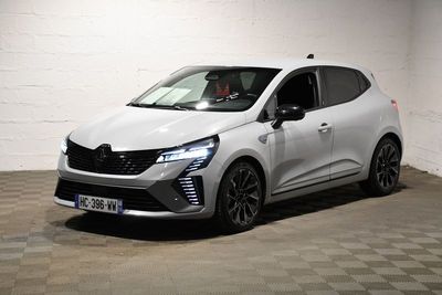 la voiture blanche est garée dans un garage dont le sol est recouvert de carreaux