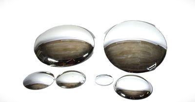 une photo représentant un ensemble d'objets en verre posés sur une surface blanche