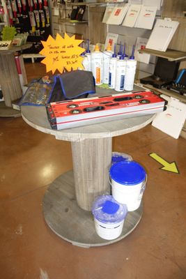 une table sur laquelle sont disposés de nombreux articles dans un magasin