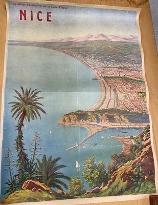 une photo d'une affiche accrochée au mur d'une maison