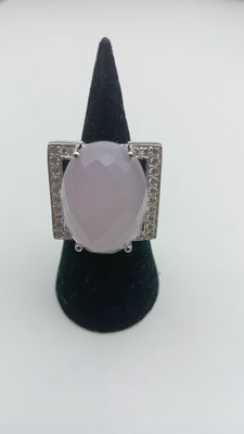 un gros plan d'une bague sertie d'une pierre rose