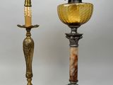 paire de lampes de table anciennes en laiton, avec abat-jour en verre et pied en marbre