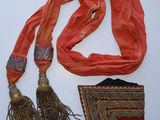 une écharpe rouge, un sac à main rouge et une écharpe rouge posée sur une table