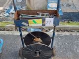 un chariot sur lequel est posée une caisse