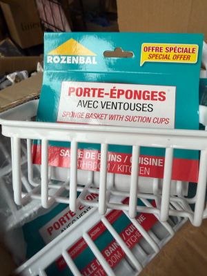 un panier rempli d'objets posé sur une table