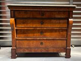 une petite commode avec un plateau en marbre