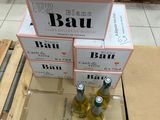 trois bouteilles de bière sont posées sur des cartons dans un magasin
