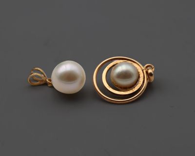 une paire de boucles d'oreilles en perles et or