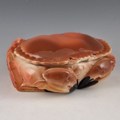 un crabe posé sur une table
