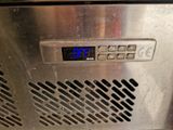 une horloge numérique sur le côté d'un four en acier inoxydable