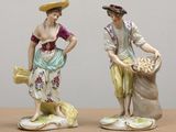 deux figurines représentant un homme et une femme avec un sac