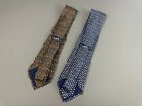 une paire de deux cravates pour homme posées sur une surface blanche