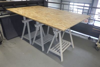 une photo d'un établi dans une usine