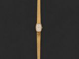 une montre-bracelet en or avec un cadran blanc et un bracelet en or