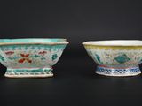 paire de bols chinois de la famille « famille » avec décor sous glaçure