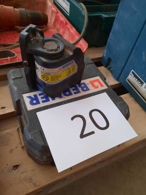 une pancarte posée sur une table sur laquelle est inscrit « 20 »