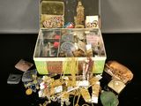 une boîte remplie d'objets assortis sur une table