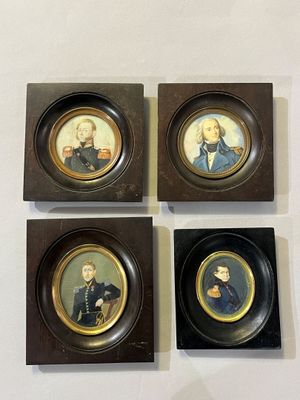 trois portraits encadrés d'hommes en uniforme militaire accrochés au mur