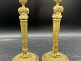 paire de bougeoirs anciens en laiton ornés de motifs floraux