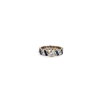 une image d'une bague en diamant et saphir sur fond blanc